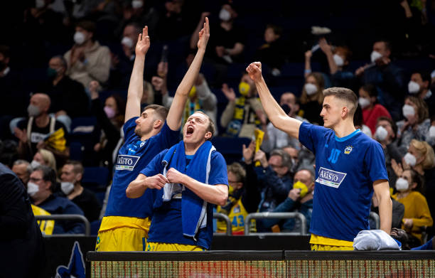 更是队员间 更是队员间